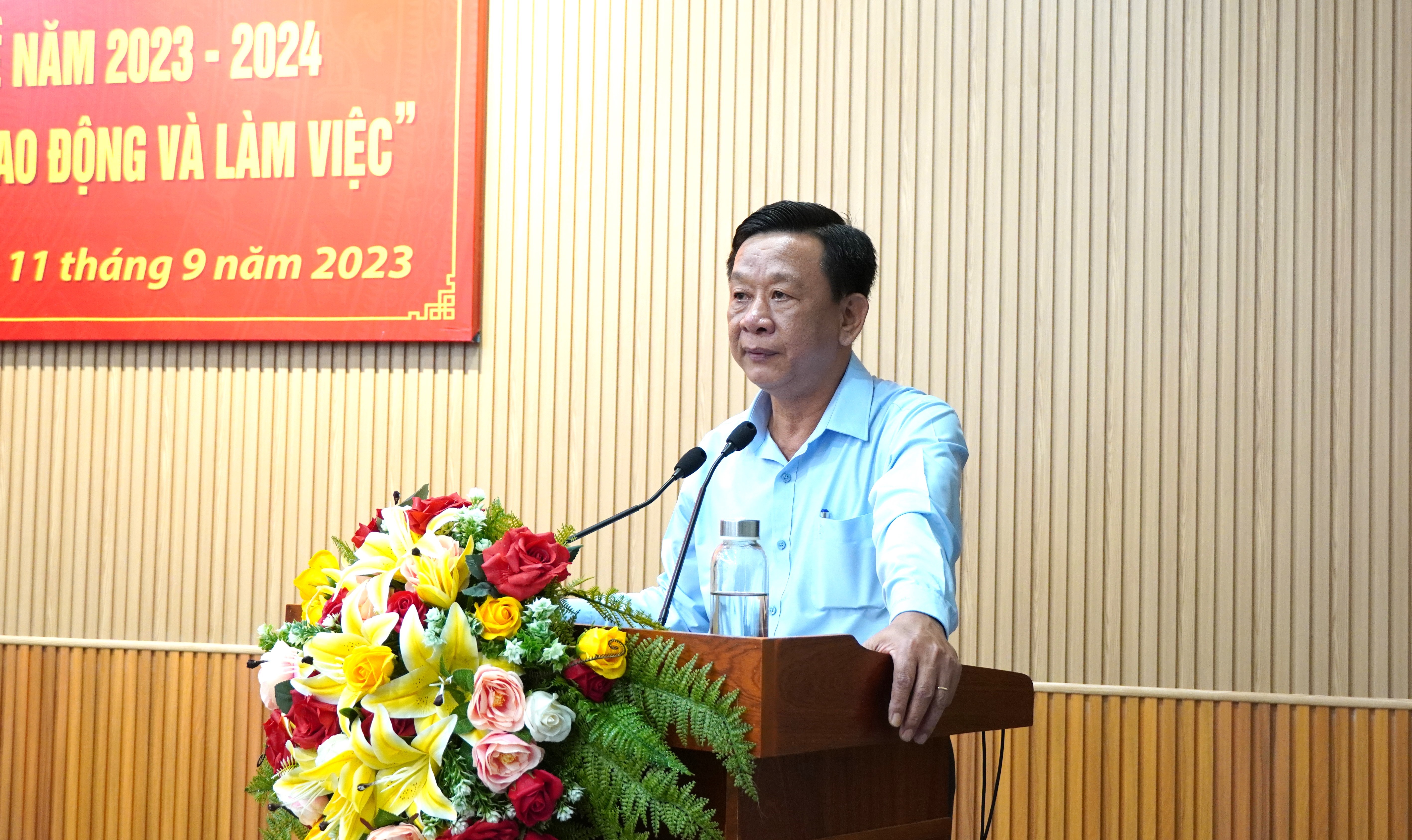 Đồng chí Hồ Trung Việt - Ủy viên Ban Thường vụ Tỉnh ủy, Trưởng Ban Tuyên giáo Tỉnh ủy quán triệt nội dung chuyên đề tại Hội nghị.